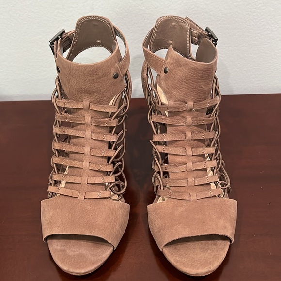 Vince Camuto VC-EVEL Smoke Taupe Silk Goat Tublar Ela Size 7.5 - Picture 4 of 16